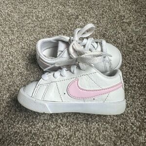 Nike blazer low baby/toddler Sneakers in White and Pink. Size 5